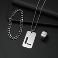Schmuckset aus silbernem Edelstahl mit L-Anhänger, Ring und Panzerarmband auf Schwarz - Set L