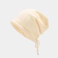 Detalle de gorro de punto beige con textura suave y diseño de borde enrollado natural - M (56-58cm) / Beige