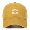 Dettaglio del ricamo Dog Dad su un cappellino vintage in tela giallo senape - Taglia unica / Giallo