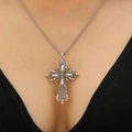 Collier croix gothique argenté vintage avec détails baroques ajourés élégants pour femme - Style Baroque Gravure (9709)