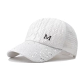 Dettaglio cappello bianco in pizzo con paillettes, logo M e rete traspirante - Regolabile / Bianco Con Logo M
