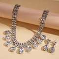 Detailansicht der Halskette mit Kristall-Wassertropfen und passenden Tropfenohrringen - Wassertropfen Quaste Halskette Ohrring Set / Silber (Zweiteiliges Set)
