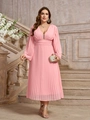 Dettaglio della texture in chiffon a pieghe e scollo a V su un abito rosa a maniche lunghe - 1XL / Rosa
