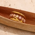 Dettaglio dell'anello floreale placcato oro 18K in un baccello di legno naturale - Anello Aperto a Fiore / Oro - Fiore Rosa e Bianco