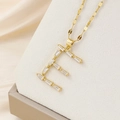 Makroansicht der goldenen Buchstabe-E-Halskette mit Baguette-Zirkonia-Steinen besetzt - Buchstabe E Stil