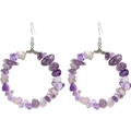Detailansicht der handgefertigten Amethyst-Creolen mit silbernen Metallhaken - Amethyst