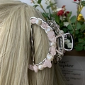 Zilveren haarklem met roze kwartsstenen en witte parels gedragen op blond haar - Rozenkwarts Diepzee Parel Zilveren Haarklem