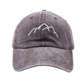 Detalle del bordado de montaña en una gorra de béisbol vintage de algodón gris lavado - Ajustable / Marrón