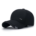 Herren Baseballkappe aus schwarzer Baumwolle mit Metallemblem und Sport-Fashion-Etikett - Schwarz