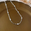 Détail de perles cubiques argentées et perles blanches sur un plateau en métal vintage - Collier en Argent Concassé Triangle Argenté (4#)