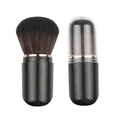 Detail eines tragbaren Teleskop-Make-up-Pinsels mit goldenem Ring in offenem Zustand - OPP-Verpackung / Schwarz