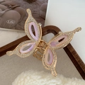 Detailsicht der Haarklammer mit lila Harz-Schmetterling und glitzernden Strasssteinen - Lila
