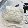 Borsa da trucco beige trapuntata a nuvola con zip e etichetta ricamata Soxikka - Bianco Crema