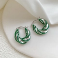 Orecchini a cerchio intrecciati in smalto verde e argento dal design geometrico pulito - Torsione Argento Smalto Verde / Verde