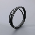 Bracciale multistrato in pelle nera fatto a mano con croce Ankh opaca e chiusura magnetica - Nero