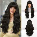 Details einer langen gewellten schwarzen Perücke mit Pony, Vorder- und Rückansicht am Model - Naturschwarz (lc8229-6N)