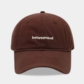 Dettaglio ravvicinato del cappello da baseball in cotone marrone con ricamo bianco - Regolabile / Marrone Scuro