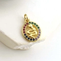 Dettaglio macro di pendente ovale dorato con rilievo a serpente e zirconi multicolore - Disco Serpente