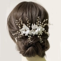 Pettine per capelli da sposa con fiori bianchi e perle su acconciatura elegante - Oro