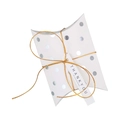 Witte kussenvormige geschenkdoos met zilveren stippen, gouden koord en een bedanklabel - Zilveren Polka Dots Met Gouden Touwtje En Label