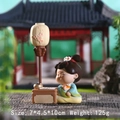 Detail einer süßen Tang-Dynastie Mädchen-Figur beim Go-Spiel mit Garten-Szene und Lampe - Fangyuan Stil Kleine Lampenverzierung
