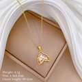 Detail van de vissenstaart ketting met kleurrijke opaal en diamanten in een sieradendoos - Zeemeerminstaart Ontwerp Goud (C449)