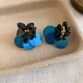 Vista detallada de pendientes florales con lentejuelas azules y cuentas negras retro - Aguja de Plata Racimo de Flores Azules / Azul