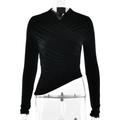 Dames T-shirt met lange mouwen, V-hals, geplooide details en asymmetrische zoom in zwart - S / Zwart