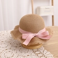 Dettaglio della trama del cappello di paglia con fiocco rosa e bordo ondulato elegante - Solo Cappello / Cappello Cachi