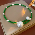 Elegante collar de cuentas de cristal verde y perlas blancas en caja beige - verde oscuro