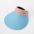 Détail d'une visière pare-soleil bleu et rose avec étiquette CBAIQ et coutures renforcées - Réglable / Bord Bleu Sommet Rose