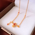 Detail einer 24K vergoldeten Stern- und Herzszepter-Halskette mit rosa Edelstein und Sternen - Gold-Rosa
