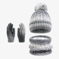 Dreiteiliges Winterset mit grauem Strickhut mit Farbverlauf, Fleecheschal und Handschuhen - Grauverlauf