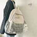 Zijaanzicht van de geruite canvas rugzak met een pluche beer hanger op een model - Grijs + Geen Hanger
