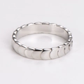 Primer plano de anillo de acero plateado con textura de escamas de sirena y acabado pulido - US 5 / Color Acero