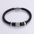Dettaglio del bracciale in pelle nera intrecciata con chiusura magnetica e anelli con cristalli - Color Acciaio