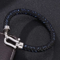 Detailansicht von geflochtenem Lederarmband mit blauen Akzenten und D-Schäkel-Verschluss - Innenumfang 165mm / Blau-Schwarzes Leder [Stahlfarbe]