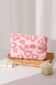 Detalle del neceser de peluche rosa con corazones sobre una bandeja de madera decorativa - Corazón Rosa / Grande (26x18cm)