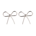 Boucles d'oreilles nœud minimalistes en acier titane poli avec finition brillante - Argenté
