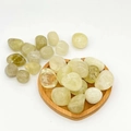 Pietre di cristallo giallo naturale lucidate presentate su un vassoio di legno a cuore - Diaspro Giallo / 100 g