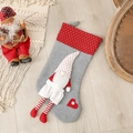 Weihnachtssocke mit Zwergen-Motiv aus grau-rotem Filz für festliche Weihnachtsdekoration - Grau