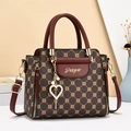 Elegante borsa tote monogramma marrone scuro con ciondolo a cuore dorato e tracolla - Caffè & Bordeaux