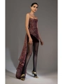 Detalle del vestido palabra de honor con estampado de leopardo rojo y cola larga - S / Burdeos