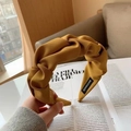Serre-tête large en tissu plissé jaune avec étiquette faite main sur un magazine - Curcuma