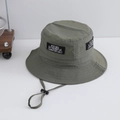 Dettaglio del cappello da sole verde oliva con toppa montagna e cordino regolabile antivento - 50cm (1-3 anni) / Verde Militare