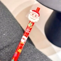 Penna gel natalizia con statuina di Babbo Natale 3D e stampa festiva sul fusto rosso - Babbo Natale