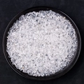 Natürliche klare Bergkristall-Splitter in einer schwarzen Schale zur Dekoration - 7-9mm 10g / Halbtransparentes Premium Weißer Quarz