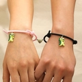 Magnetische Partner-Armbänder mit leuchtenden Dinosaurier-Anhängern im 2er-Set für Paare - Leuchtendes Dinosaurier Magnetisches Armband-Set (S233)