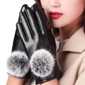 Schwarze Leder-Touchscreen-Handschuhe für Damen mit grauem Plüsch-Bommel am Handgelenk - Einheitsgröße / Schwarz (Mit Fellball)