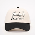 Gorra de béisbol bicolor en blanco y negro con bordado Lucky in love y diseño de dados - Crema/Negro